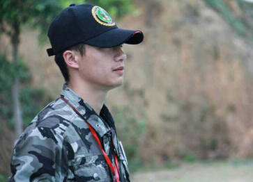 資深培訓師：何老師